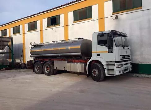 Grúas y Transportes Especiales Palma camión cisterna